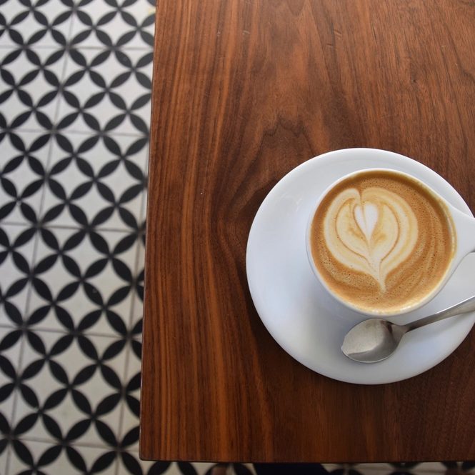 Cappuccino mit Milchschaum-Herz, von oben